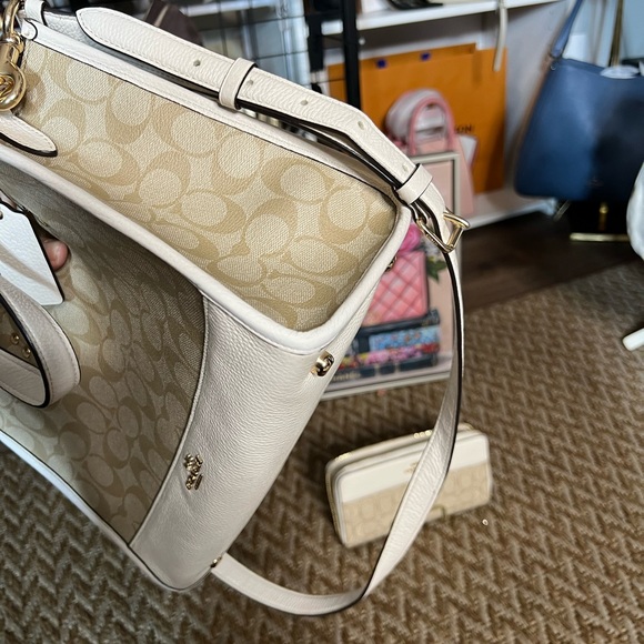 🔥🔥 Beautiful Coach Signature Tote Bag/ crossbody and matching wallet - Picture 12 of 14